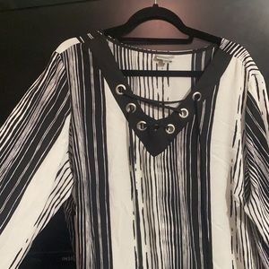 cross cross tie with side slit for hip room